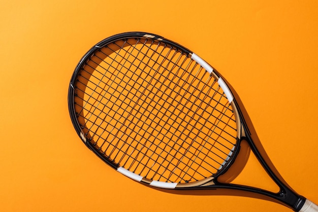 Vista dall'alto della racchetta da tennis nera su giallo