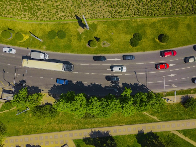 Vista dall'alto della raccolta del trasporto aereo della città delle strade urbane e del camion sull'ingorgo stradale della città