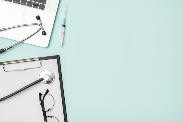 Vista dall'alto della scrivania del medico con il computer portatile