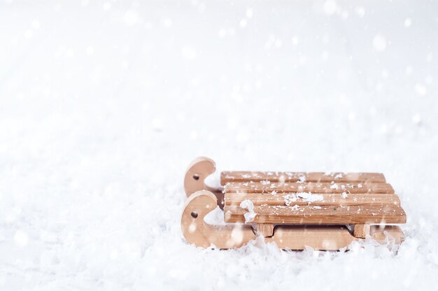 Vista dall&#39;alto della slitta di legno nella neve