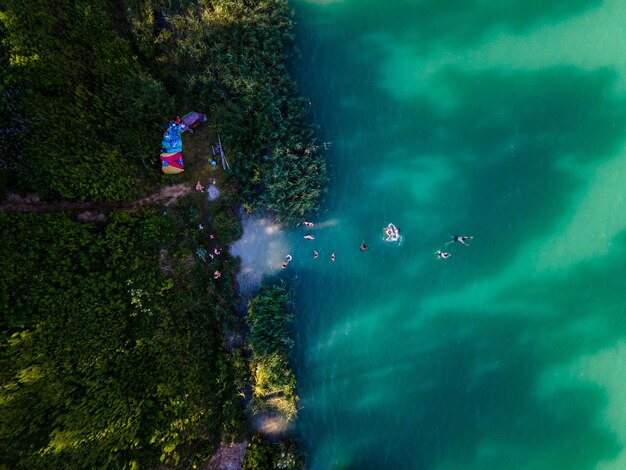 Vista dall'alto della spiaggia di perdita di acqua blu persone che si divertono a nuotare prendendo il sole