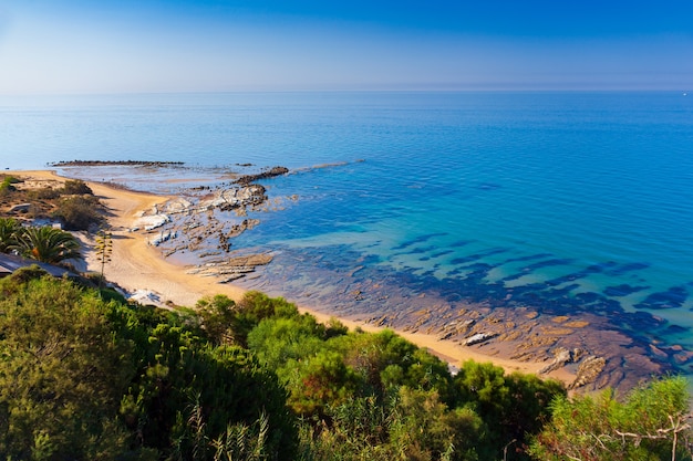 Vista dall'alto della spiaggia di Realmonte ad Agrigento., Sicilia. Italia