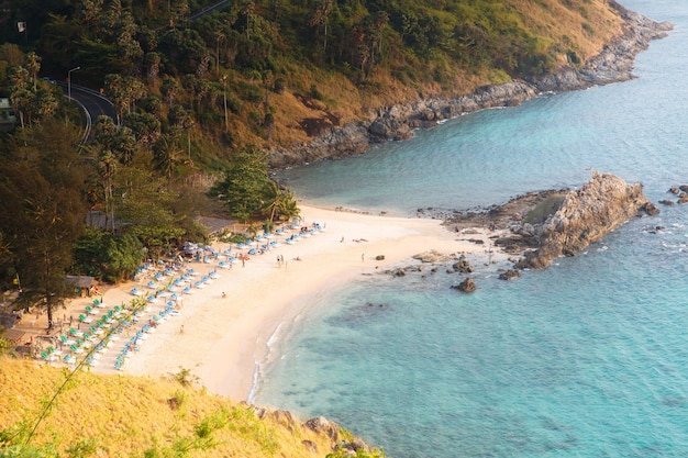 Vista dall'alto della spiaggia tropicale con sabbia bianca