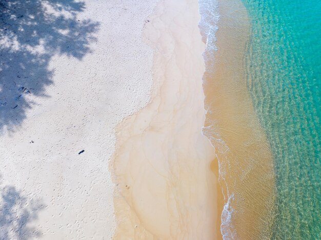 Vista dall'alto della splendida spiaggia di sabbia pastello e dello spazio disponibile per la copia del mare turchese sullo sfondo della natura Vista dall'alto sullo sfondo della sabbia del mare