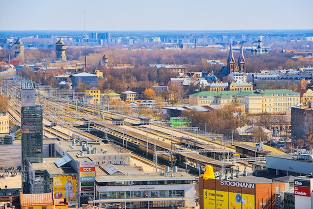 Vista dall'alto della stazione ferroviaria di Riga dall'alto della torre Chiesa di San Pietro