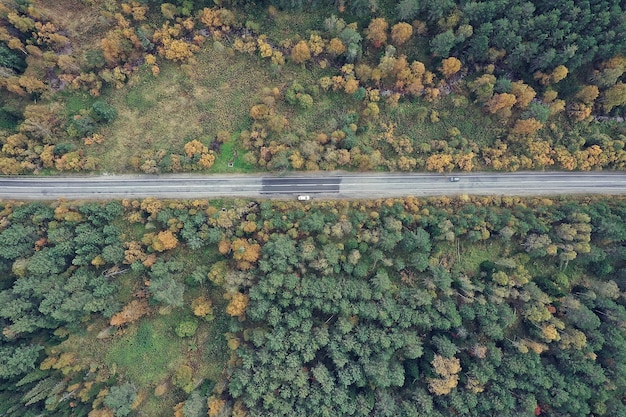 vista dall'alto della strada autunnale, paesaggio in autunno con drone