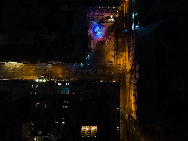 Vista dall'alto della strada della città di notte