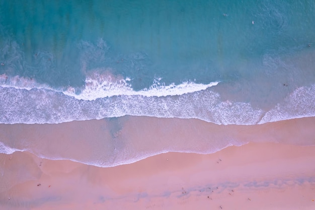 Vista dall'alto della straordinaria spiaggia di sabbia rosa pastello e del mare turchese spazio copia disponibile sullo sfondo della natura Vista ad alto angolo della superficie del mare