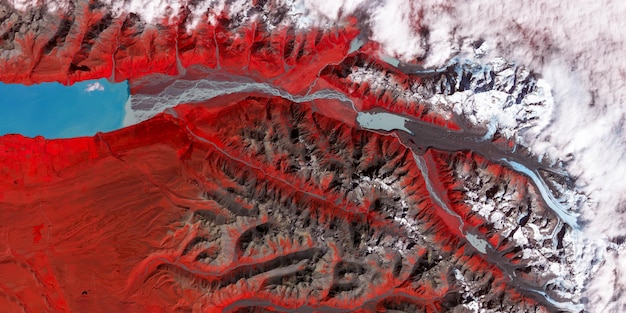 Vista dall'alto della struttura del ghiaccio rosso dagli elementi del ghiacciaio della Nuova Zelanda di questa immagine fornita dalla nasa