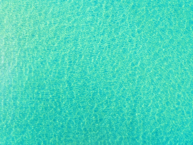 Vista dall'alto della superficie del mare blu Girato in mare aperto dall'altoIncredibile sfondo naturale delle onde della superficie dell'acqua turchese che riflettono la luce del solex9