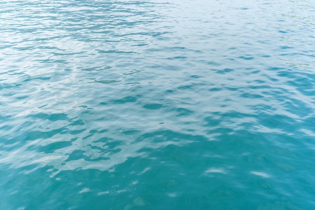 Vista dall'alto della superficie dell'acqua blu chiaro ondulata dell'ondulazione mediterranea del fondo di struttura dell'acqua