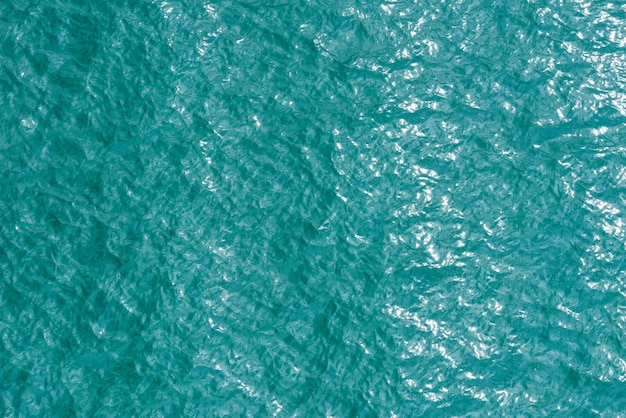 Vista dall'alto della superficie dell'acqua di mare per il materiale di sfondo e texture