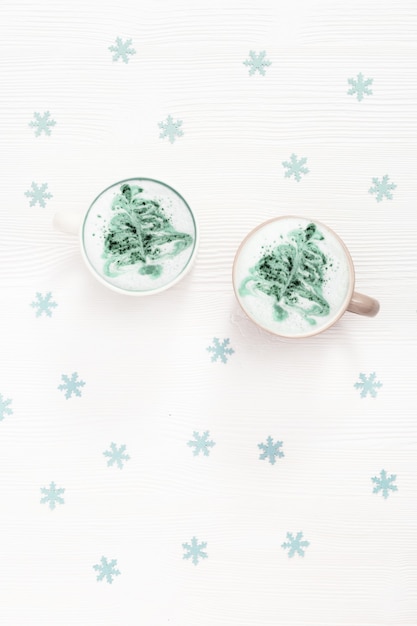 Vista dall'alto della tazza di caffè cappuccino con motivo albero di Capodanno