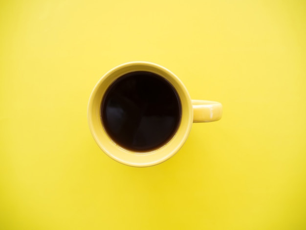 Vista dall&#39;alto della tazza di caffè giallo.