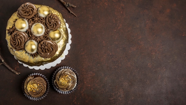 Vista dall'alto della torta con cupcakes e copia spazio