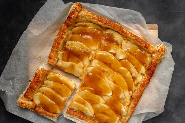 Vista dall'alto della torta di mele fatta in casa con marmellata in stile foto di umore scuro