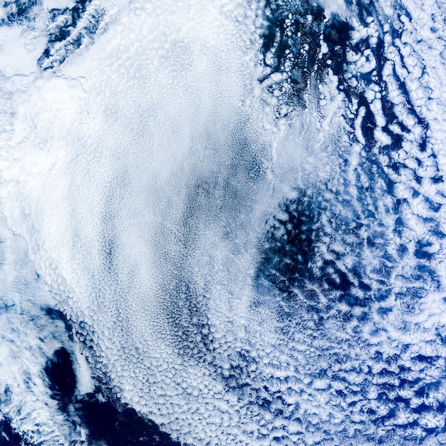 Vista dall'alto della trama delle nuvole bianche negli elementi del cielo di questa immagine fornita dalla nasa