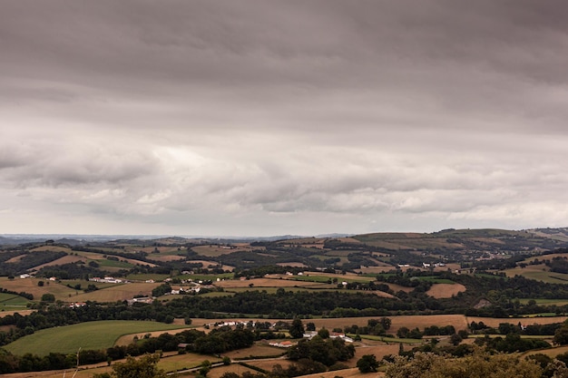 Vista dall'alto della valle coltivata in Francia