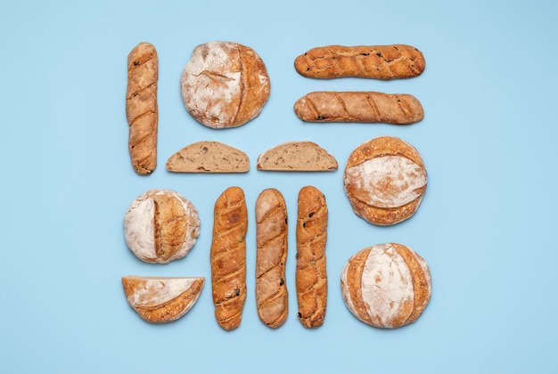 Vista dall'alto della varietà di pane a lievitazione naturale su sfondo blu Pane fatto in casa piatto