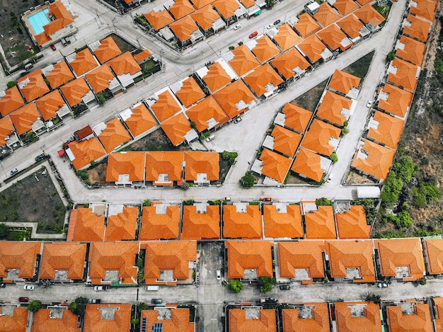 Vista dall'alto della vecchia città europea con tetti arancioni. Edifici residenziali allineati con tetti di tegole rosse