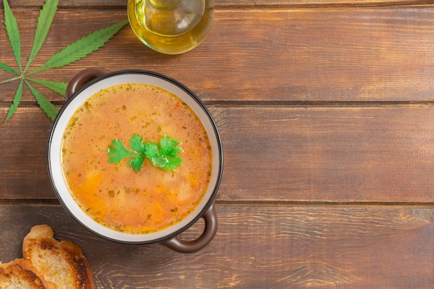 Vista dall'alto della zuppa di cannabis vegetale in una ciotola