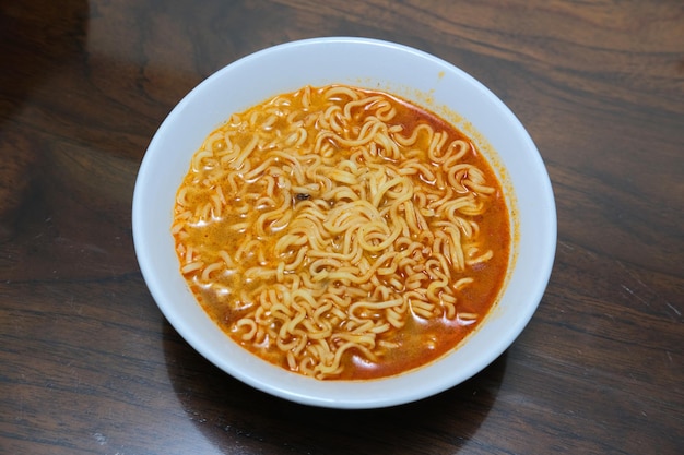 Vista dall'alto della zuppa di noodle piccante servita in una ciotola