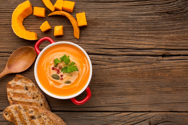 Vista dall'alto della zuppa di zucca invernale con copia spazio e pane tostato