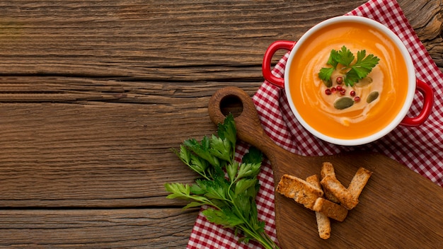 Vista dall'alto della zuppa di zucca invernale con copia spazio