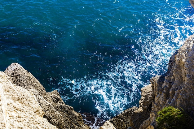 Vista dall'alto delle baie delle scogliere sullo sfondo della natura del mare limpido