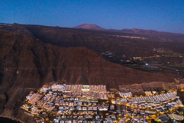 Vista dall'alto delle case situate sulla roccia di Los Gigantes al tramonto Tenerife Isole Canarie Spagna