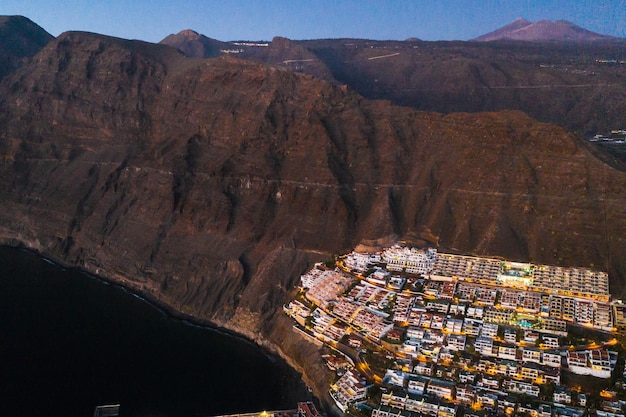 Vista dall'alto delle case situate sulla roccia di Los Gigantes al tramonto Tenerife Isole Canarie Spagna