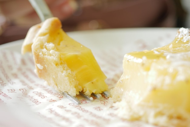 Vista dall'alto delle donne che mangiano crostata al limone