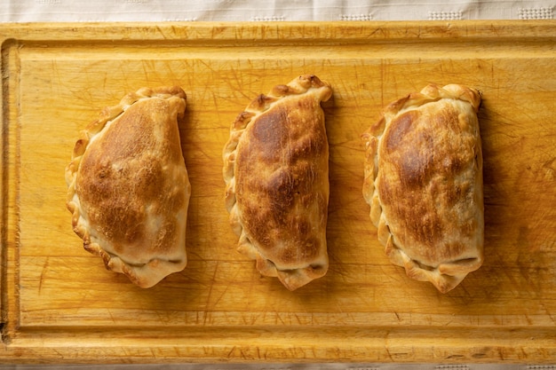 Vista dall'alto delle empanadas argentine al forno su una tavola di legno