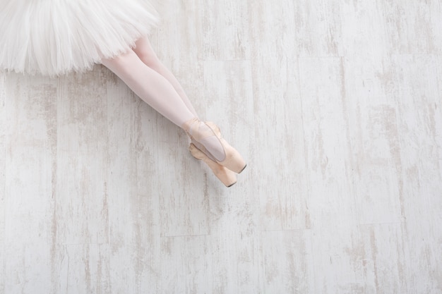 Vista dall'alto delle gambe della ballerina in scarpe da punta