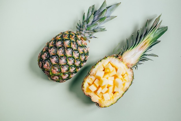 vista dall'alto delle metà di ananas su sfondo verde