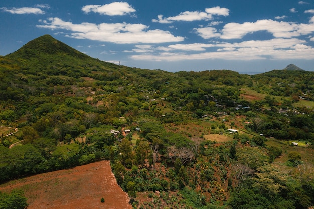 Vista dall'alto delle montagne e dei campi dell'isola di Mauritius.