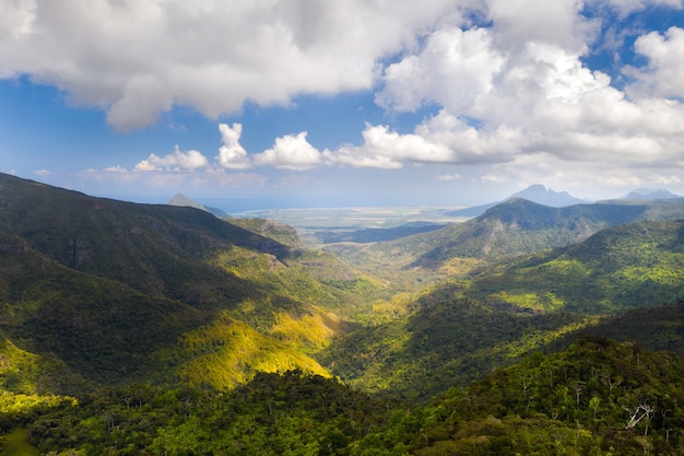 Vista dall'alto delle montagne e dei campi dell'isola di Mauritius.