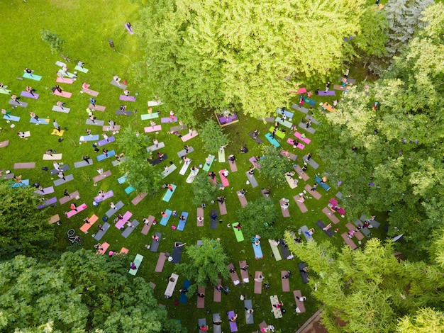 Vista dall'alto delle persone che fanno yoga nel parco pubblico della città