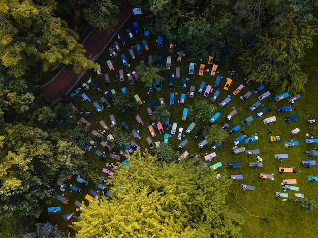 Vista dall'alto delle persone che fanno yoga nel parco pubblico della città