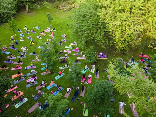 Vista dall'alto delle persone che fanno yoga nel parco pubblico della città