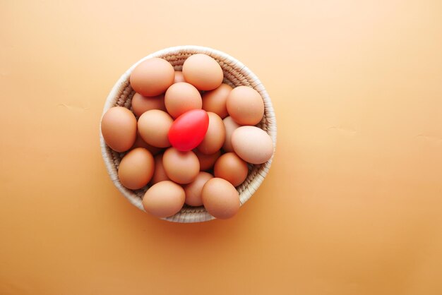 Vista dall'alto delle uova in una ciotola su sfondo arancione