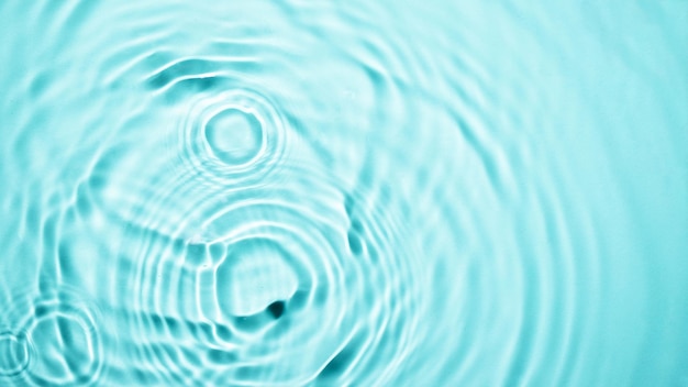 Vista dall'alto dello sfondo delle onde d'acqua blu Struttura astratta delle gocce d'acqua per il design