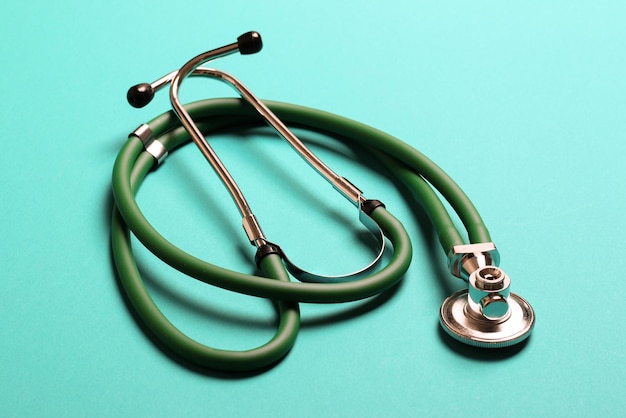 Vista dall'alto dello stetoscopio medico verde su sfondo colorato con spazio per la copia Concetto di attrezzatura medica