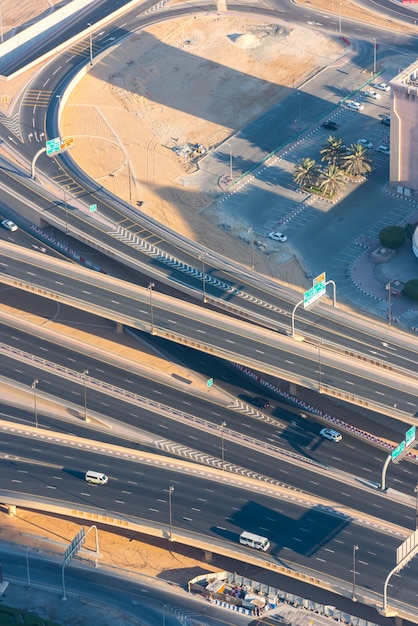 Vista dall'alto dello svincolo autostradale a Dubai, Emirati Arabi Uniti. Colpo mattutino