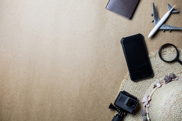 Vista dall'alto di accessori utilizzati per i viaggiatori di piacere.