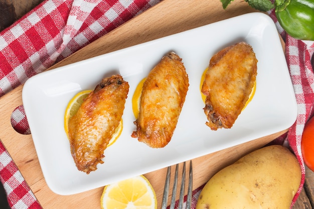 Vista dall&#39;alto di ali di pollo croccanti con il limone