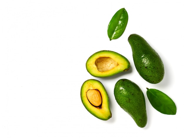 Vista dall&#39;alto di avocado su sfondo bianco. copia spazio