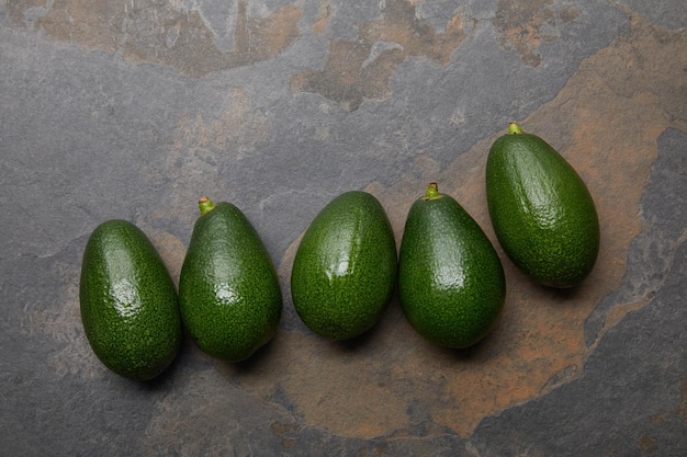 Vista dall'alto di avocado su sfondo grigio