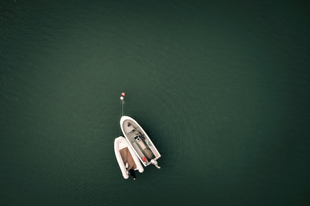 Vista dall'alto di barche a motore in un lago