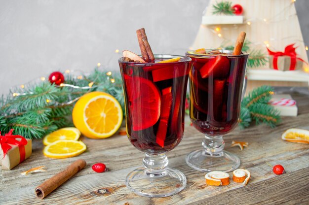 Vista dall'alto di bicchieri di vetro di vin brulè caldo di Natale con garofano, cannella, cardamomo